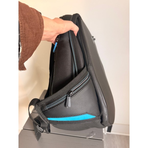 Alienware Vindicator 2.0‎ gaming backpack blue black - Picture 6 of 12